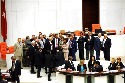 Muhalefetin karşı çıkarak görüşmelerini engellediği ve üzerindeki müzakerelere 12 Mayısta başlanan Suriye sınırındaki mayınların temizlenmesini öngören yasa tasarısı, TBMM Genel Kurulunda kabul edilerek yasalaştı.