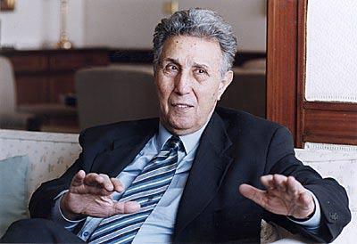 BİN VELLA: Fransa ordusunda görev yaparken, 1940'da Marsilya'da görevlendirilen Cezayirli Ahmed Bin Bella (95), bu dönemde 1 yıl Marsilya'da orta sahada forma giydi. Bin Bella, sezon sonunda kendisine yapılan profesyonel futbolcu olma önerisini ise reddetti.
Cezayir'in Fransa'ya karşı yürüttüğü kurtuluş savaşının liderlerinden biri olan Bin Bella, 1962'de Cezayir'in bağımsızlığı kazanmasının ardından başbakan oldu. Bella, 1963'te Cezayir'in ilk devlet başkanı seçildi, ancak 1965'teki darbeyle devrildi ve hapse atıldı. 15 yıl cezaevinde kalan ve 1980 yılında ülke dışına çıkmaya zorlanan Bin Bella, affedildiği açıklandıktan sonra 29 Eylül 1990'da ülkesine döndü.