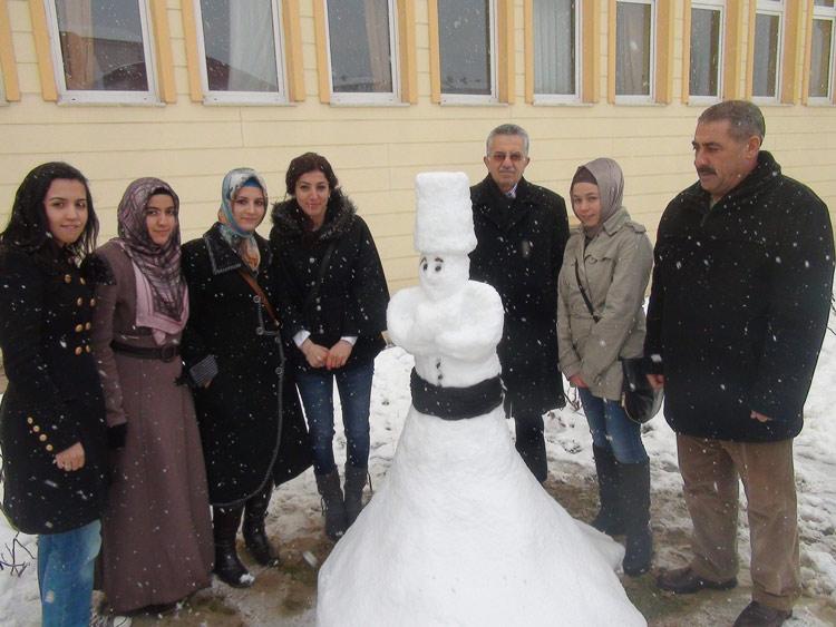 <br /> Tokat Gaziosmanpaşa Yurt Müdürü Yücel Demirdöven ile yarışmanın sponsoru Tüm Sanayici ve İşadamları Derneği Tokat Şube Başkanı Sebati Cansu ve öğrencilerden oluşan jüri, dereceye girenleri belirlemekte<br />zorlandı. <br />