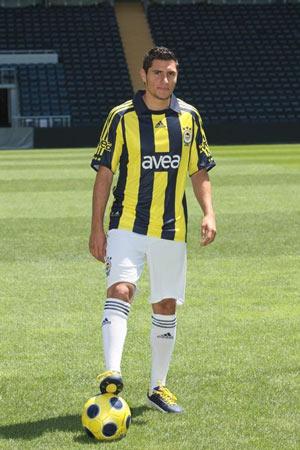 Fenerbahçe, Ankaraspor'dan transfer ettiği Özer Hurmacı Aykut Kocaman'ın eşliğinde ile 4 yıllık sözleşme imzaladı. Törenden sonra FB TV'ye konuşan Hurmacı hedeflerini açıkladı.