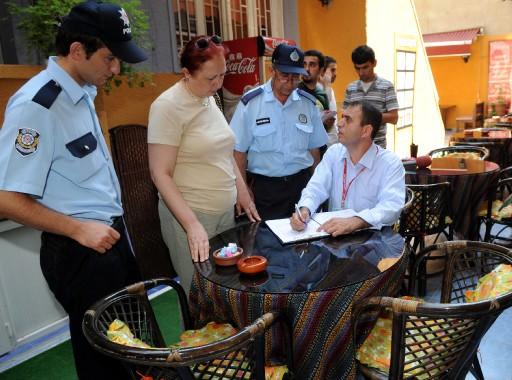 Dumansız Hava Savası uygulamasının başladığı ilk günde, yasak kapsamına giren alanlarda sigara içirilmesi için sıkı denetimler yapıldı. Tiryakiler zabıta ve polisle köşe kapmaca oynadı