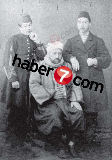 Haber7.com olarak bu habere katkı sağlayacağına inandığımız tarihi bir fotoğraf yayınlamayı uygun görüyoruz. Hal' edilen padişahın omzuna kollarını koyarak fotoğraf çektiren iki Osmanlı(!)...
<br><br>
Sultan Abdulaziz'in bu fotoğrafı bir cihan devletinin padişahının bürokrat ve asker eliyle gerçekleştirilen darbe sonrası nasıl zelil gösterilmek istendiğinin tarihi vesikası... Ve bu kareografiyi hazırlayanlar, gözlerini iktidar hırsı bürüyen insanların, kendi yöneticilerinin acizliğini böylesine adice tavırla göstermek isteyecek kadar aşağılaşabildiklerinin en somut göstergesi...