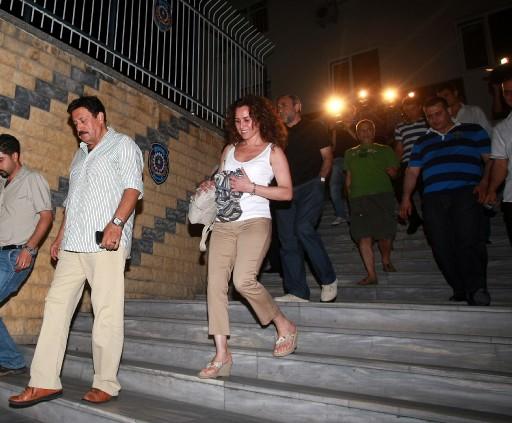 Etiler'de kumar oynanan villaya yapılan baskında gözaltına alınan M.Ali Erbil ve M.Topaloğlu ile birlikte gözaltına 25 kişi 3 saat gözaltında tutulduktan sonra serbest bırakıldı.