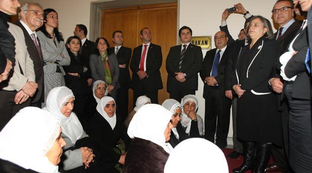 Kendilerine ''Barış Anneleri'' adını veren ve aralarında BDP milletvekillerinin de bulunduğu bir grup, Başbakan Recep Tayyip Erdoğan'ın Meclisteki makam odası &ouml;n&uuml;nde oturma eylemi yaptı.