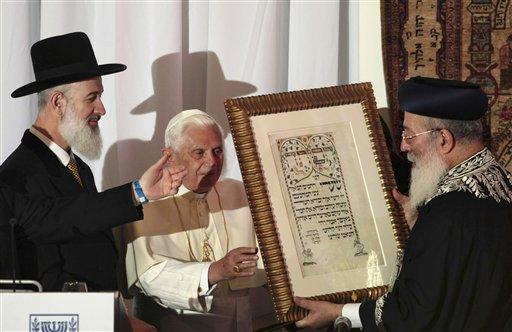 Katolik dünyasının ruhani lideri Papa 16. Benediktus'un Kudüs'ü ziyareti sürüyor. Tarihi gezinin ilk iki gününde neler oldu bir hatırlayalım ve ziyaretin atmosferini 125 fotoğrafla yansıtalım istedik.