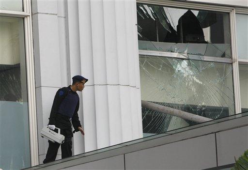 Başkent Cakarta'da iki büyük otelde eş zamanlı patlamalar meydana geldi. Paklamamış bombalar bulundu.
