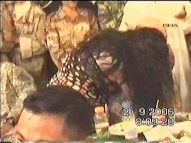 Saddam Hüseyin'in Tikrit'teki sarayında felekten bir gece çalan Amerikalı askerler ve Kürt peşmergeler Kürt ve Arap kadınlarla böyle eğleniyorlar...