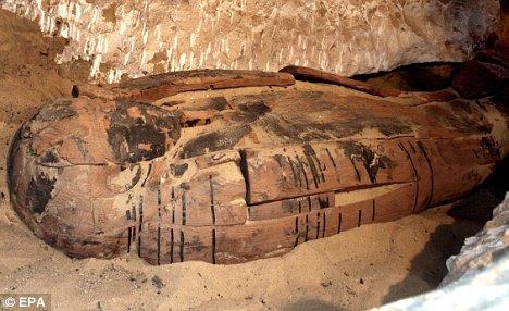 2600 yıllık mumya bugün basına poz verdi! Mısır'ın baş arkeoloğu Zahi Hawass Firavun döneminden kalma, kireç taşı bir lahit içinde bulunan hiç bozulmamış bir mumyayı tanıttı. İşte ilginç fotoğraflar...