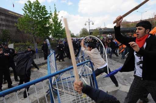 Ankara'daki 1 Mayıs kutlamalarının yapılacağı Sıhhiye Meydanı'na girişlerdeki arama noktasında polis ile göstericiler arasında arbede çıktı. Polis olayları yatıştırmak için havaya ateş açtı.