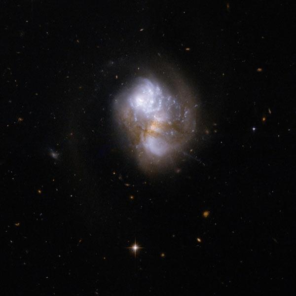 NASA'nın Spitzer teleskobu şimdiye kadar görülmemiş büyüklükteki bir galaksi çarpışmasını kaydetti. İşte o anın fotoğrafı ve önceki çarpışmalar...