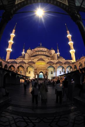İslam âlemi, on bir ayın sultanı Ramazan'ı müjdeleyen Berat Kandili'ni idrak etti. Af ve mağfiret kapılarının sonuna kadar açıldığı gecede günahlardan arınmak isteyen binlerce inanan camilere koştu.