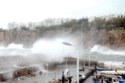 Antalya'da sağanak yağış ve fırtına etkili oluyor. Meteoroloji'ye göre yarın Antalya'nın doğusuna metrekareye 170-200 kilogram arası yağış bekleniyor. Etkili yağış ve fırtınanın yaşandığı il genelinde objektifler bu fotoğrafları kaydetti.