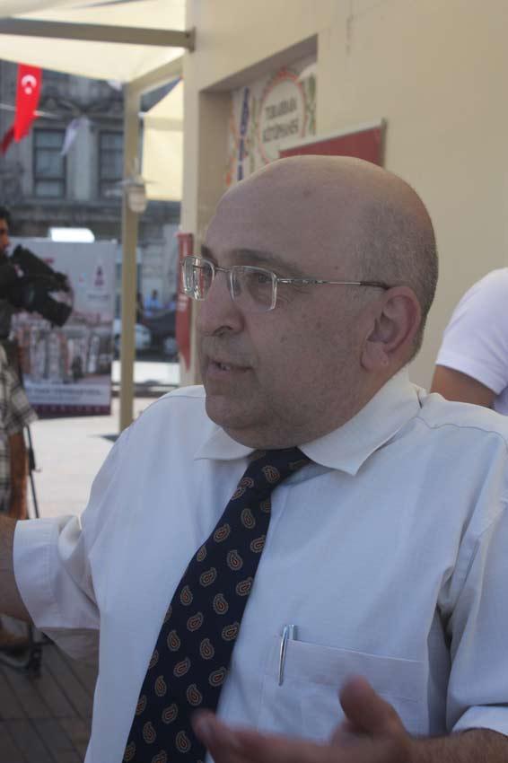 Nedret İçli her yıl düzenlenen sahaf festivalinin hayata geçirilmesinde önemli rol oynayan kitap sevdalısı olarak herkesi fuarda görmeyi arzuluyor...