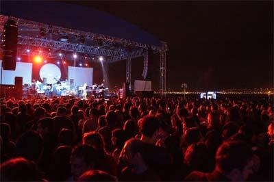 İZMİR ARENA
Oğul Priştina işletiyor
Bayraklı Turan Eğlence Merkezinde hizmete giren İzmir Arena 16 bin metrekarelik açık alanı ve 30 bin kişilik kapasitesiyle Ege Bölgesinin önemli bir konser durağı. İşletmeciliğini İzmirin efsane belediye başkanı merhum Ahmet Piriştinanın oğlu Levent Piriştina ve Atilla Alkan yapıyor. Bornova, Alsancak yönüne giden tüm toplu taşıma araçlarıyla ulaşım sağlanabiliyor.