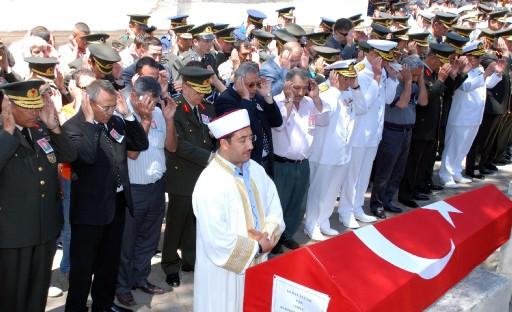 Erzurum'da tatbikat sırasında şehit olan Piyade Çavuş Murat Elitok, İstanbul'da toprağa verildi.