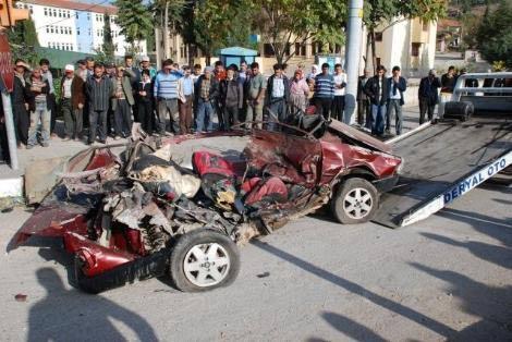 Burdur'un Çeltikçi İlçesi'nde, çarpıştığı kamyonun önünde 15 metre sürüklenen otomobilin ehliyetsiz sürücüsü anne ile yanındaki kızı kazayı hafif sıyrıklarla atlattı.