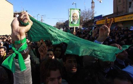 İran'da muhalif dini lider Muntazari'nin cenaze töreni yönetimi protesto eylemlerine dönüştü. On binlerce kişinin katıldığı cenaze töreninin ardından polisle reformcular arasında çatışma çıktığını belirtiliyor.