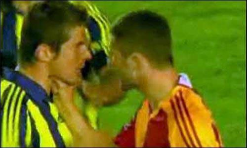 Galatasaray ile Fenerbahçeli oyuncular gırtlağa bir birine girerken üç gün önce kolkolaydılar...
