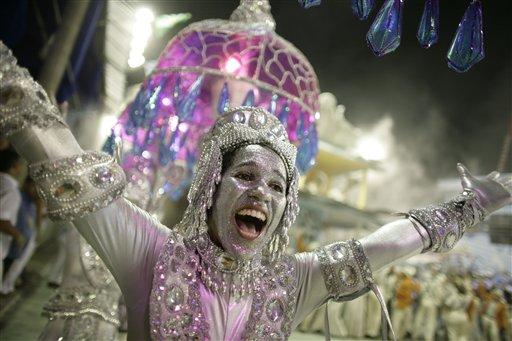 Karnavallar ülkesi Brezilya'nın en meşhur ve dünya çapında ünlü karnavalı Rio'da birbirinden renkli görüntüler ve büyük coşku yaşanıyor.