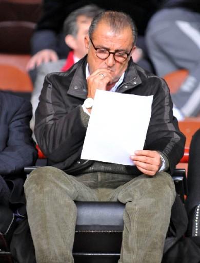 Skibbe, yine tek forvet olarak Baros'u oynatırken, stoperler Meira, Emre Aşık ve Servet'i bir arada sahaya sürdü. Meira ön liberoda yer aldı.