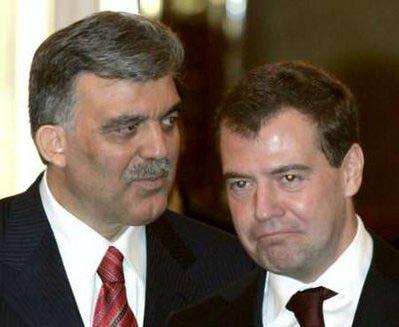 Cumhurbaşkanı Abdullah Gül, 4 günlük devlet ziyareti için geldiği Moskova'da Rusya Devlet Başkanı Dimitriy Medvedev ile bir araya geldi.