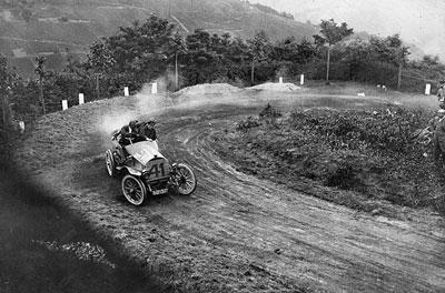 2)Benz'in aracının &uuml;zerinde &ccedil;alıştığı aynızaman diliminde bir başka Alman Gottlieb Daimler, ilk 4 tekerlekli arabayı &uuml;retti. 1901 de &ouml;l&uuml;m&uuml;nden kısa bir s&uuml;re sonra Daimler'in firması ilk Mercedesi satmaya başladı. Bu araba Wilhelm Maybach tarafından dizayn edilmişti. (Kurul &uuml;yelerinden motoru nitelendiren &uuml;yenin kızının ismi arabaya verildi.) 1926da 1. D&uuml;nya Savaşı sonrası yaşanan ekonomik krizden dolayı iki araba &uuml;reticis,i Daimler- Benz adı altında birleşti ve Mercedes - Benz arabalarının satışı başladı.