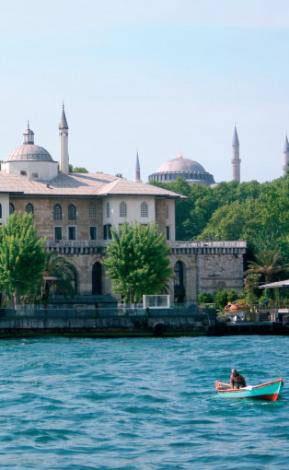 <b>SEPETÇİLER KASRI</b>
İnşasına 1591 yılında başlanan Sepetçiler Kasrı, 1643 yılında tamamlanmış. Zamanında Topkapı Sarayı'na ait kayıkların bulunduğu yerde olan kasır, donanmaya işaret vermek için kullanılmış. 1990'da onarılan ve Uluslararası Basın Merkezi olarak kullanılan kasır, 1998 yılından beri turistler tarafından ziyaret edilebiliyor. Burada ayrıca festivaller kapsamında konserler düzenleniyor.