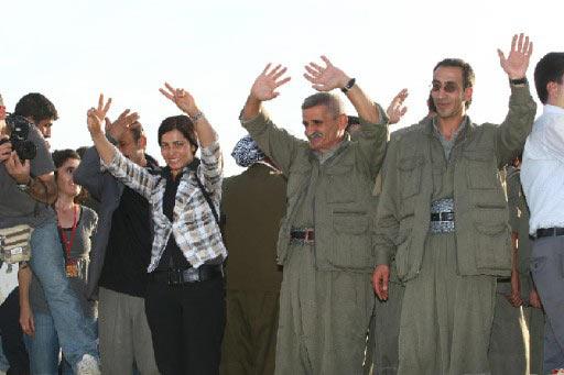 Dün teslim olan ve bugün pişman olduklarını beyan ettiklerini açıkladıktan sonra mahkemede serbest bırakılan PKK'lılar Habur'dan coşku içinde ayrıldı. PKK'lılar DTP otobüsü üstünde halkı selamladı...
