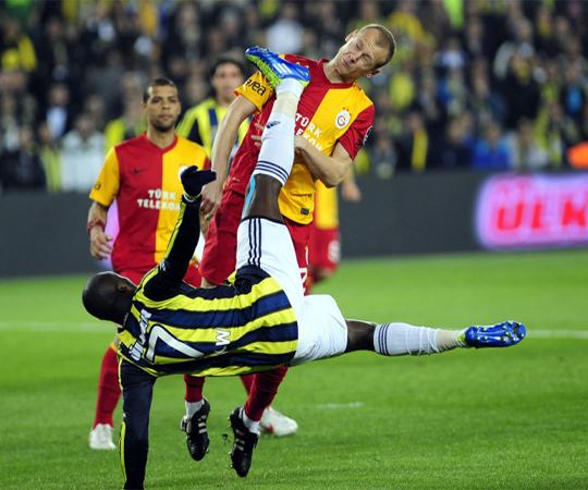 Çocuklar İnanın! İnanın Çocuklar! Güzel günler göreceğiz Güneşli Günler. Fenerbahçe düşmanlarını Yeneceğiz,