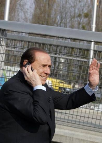 İtalya Başbakan Silvio Berlusconi, Başbakan Recep Tayyip Erdoğan ile görüştüğü için NATO'nun aile fotoğrafına katılamadı.