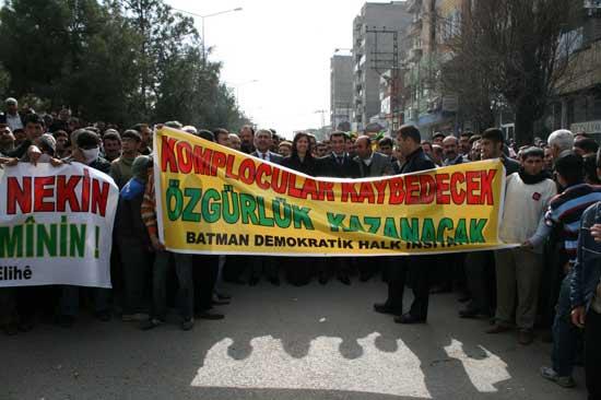 Batman'da DTP Milletvekilleri ve belediye Başkan adayının gerçekleştirdiği yürüyüş sırasında terör örgütünü öven sloganlar atılınca polis göstericileri dağıtmak için şiddet kullandı.