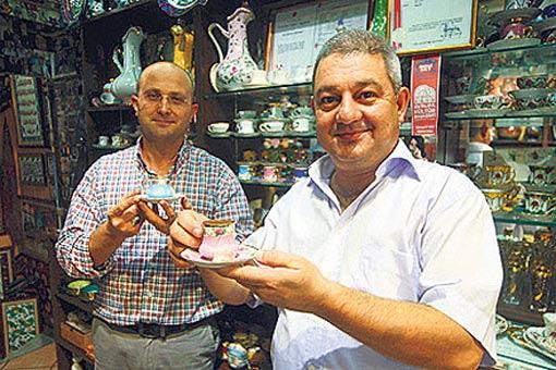 <b>Falı, cariyeler ortaya çıkarmış</b>
<br><br>
Fincan demişken faldan da dem vuruyor ve falın ortaya çıkışını anlatıyor Uğur Atik, "Fal, sarayda cariyelerin birbirlerine söyleyemeyecekleri şeyleri söylemek maksadıyla ortaya çıkardıkları dedikodunun adıdır." diyor. Kahve adap ve erkân içeceği ne de olsa. Atik, saraydaki kahve seremonisinden de bahsediyor: "Zat-ı âliniz saraya teşrif ettiniz, soygu odasında feracenizi çıkardınız, aynada kendinize çekidüzen veriyorsunuz. Kapıda içerisinde gül lokumu olan gülbahar şekerlikle karşılanıyorsunuz. Burada maksat tatlı yiyip tatlı konuşmak. Ayrıca lokum kan şekerini de düzenleyerek heyecanı yatıştırıyor. Huzura çıkmak heyecanlandırıyor ya. Ağzınız tatlandıktan sonra yerinize oturuyorsunuz. Kahvecibaşı nezaretinde üç cariye kahveleri sunuyor. Bu üç kahveci cariyeden her birinin omuzlarından göğüslerine çaprazlama atılmış sırma işlemeli kadife veya atlas kahve örtüleri bulunuyor. Kahve eğilerek veriliyor ve sunulurken karşıdakinin gözlerine asla bakılmıyor."