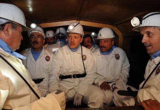 Başbakan Erdoğan bir ilki gerçekleştirdi, 564 metre yerin dibine indi. Darbeli kırıcı kullanarak kömür çıkaran Başbakan, burada işçilerle beraber 'Kömeç' yedi.