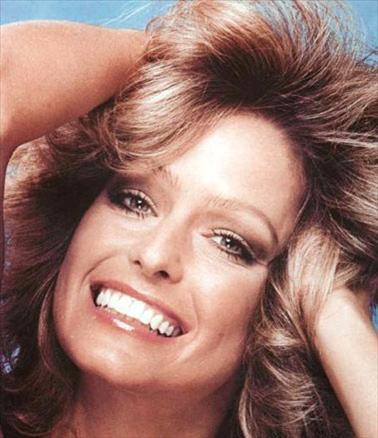 Türkiye'de ''Charlie'nin Melekleri'' dizisiyle tanınan Amerikalı oyuncu Farah Fawcett 3 yıldır mücadele ettiği kansere yenildi..