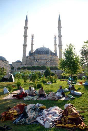 Kırkpınar güreşleri için Edirne'ye gelenler yer bulamayınca bu manzaralar oluştu