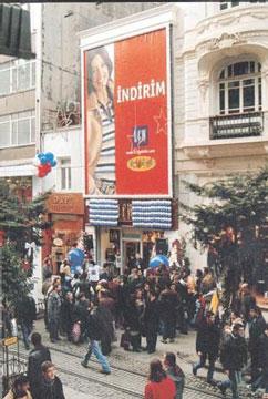 Günümüzde film festivallerinin bir numaralı ev sahibi Beyoğlu, bu özelliğini de geçmişten alıyor. Birçok sinema salonunun bulunduğu İstiklal Caddesinde bugün L.C Waikiki Mağazasının olduğu binada "Şark Sineması", Akbank İstiklal Şubesinin yerinde "Şık