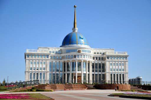 KAZAKISTAN'IN BASKENTI ASTANA, FARKLI MIMARI YAPILARIYLA ILGI CEKIYOR. CUMHURBASKANLIGI KONUTU ''AKORDA''NIN INSASINDA AGIRLIKLI OLARAK BEYAZ MERMER KULLANILMIS.