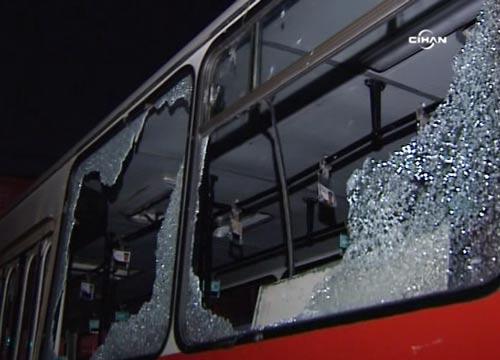 Molotof saldırdıkları otobüsteki 17 yaşındaki Serap'ı yakarak öldüren PKK yandaşları dün akşam da taş yağmuruna tuttukları İETT otobüsünün şoförünü de katledeceklerdi. Hurdaya dönen aracın içi ise dev taşlarla doldu.