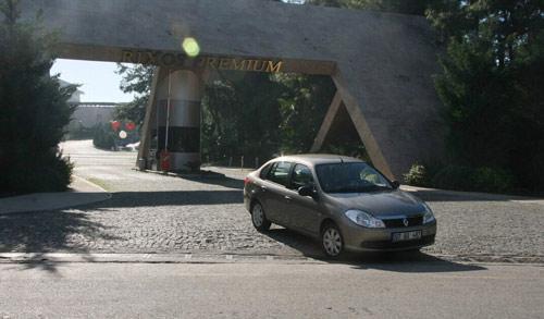 Başbakan Erdoğan, ailesiyle birlikte 30 Aralık gecesi gizlice Antalya'ya geldi. Belek'teki Rixos Premium Otel'e yerleşen Başbakan Erdoğan'ın yeni yılı burada karşılayacağı öğrenildi.