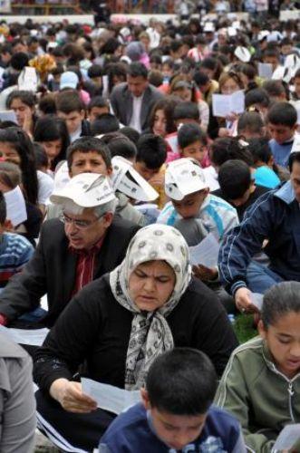 Malatya Valiliği, İl Milli Eğitim Müdürlüğü ve NT Mağazaları işbirliği ile Malatya İnönü Stadında 24 bin kişinin katılımı ile yapılan kitap okuma denemesinde dünya rekoru kırıldı.