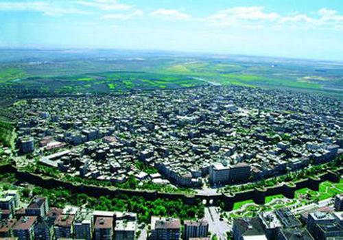 <br><br><B>DİYARBAKIR<br></B><br>Diyarbakır'da yıllardır ramazan ayında sofraların vazgeçilmez yemeği  olan kaburga dolması, ekşili güveç (meftune) ve kadayıf, bu yıl da  sofraların vazgeçilmezleri arasında yer alıyor