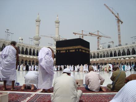 Kabe vinçlerin gölgesinde kaldı
