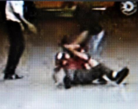 Antalya'da bir benzin istasyonunda tartıştığı pompacıyı evire çevire dövdü. Sivil polis memurunun pompacıyı darp anı benzin istasyonunun güvenlik kamaralarınca kaydedildi.