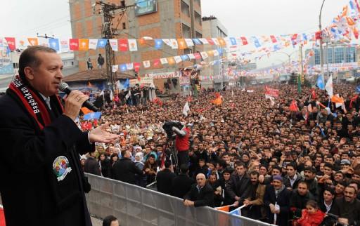 Başbakan Recep Tayyip Erdoğan yerel seçim gezilerinde bugünkü durağı Van'dı. Yoğun kalabalığın gözlemlendiği mitingde Erdoğan, Baykal'a miting dersi verdi