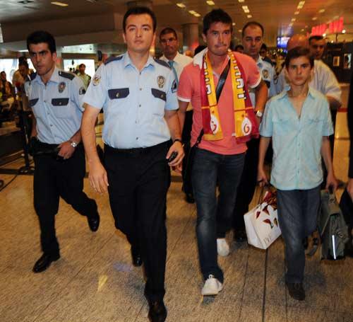 G.Saray'ın yeni transferi ünlü Avustralyalı golcü Harry Kewell İstanbul'a geldi.Ayağının tozuyla iddialı açıklamalar yapan yıldızı çok sayıda taraftar karşıladı.