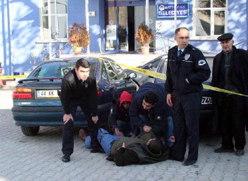 MALATYA'NIN BATTALGAZI ILCE BELEDIYESINDE TEMIZLIK ISCISI OLARAK CALISIRKEN 2 GUN ONCE ISINE SON VERILEN MUSTAFA D'NIN BELEDIYE BASKANI SELAHATTIN GURKAN TARAFINDAN SILAHLA BACAGINDAN VURULARAK YARALANDIGI BILDIRILDI. GURKAN, IFADE VERMEK UZERE ILCE EMNIYET MUDURLUGUNE GOTURULDU. . (ANADOLU AJANSI - MEHMET EMIN GORESIYE)