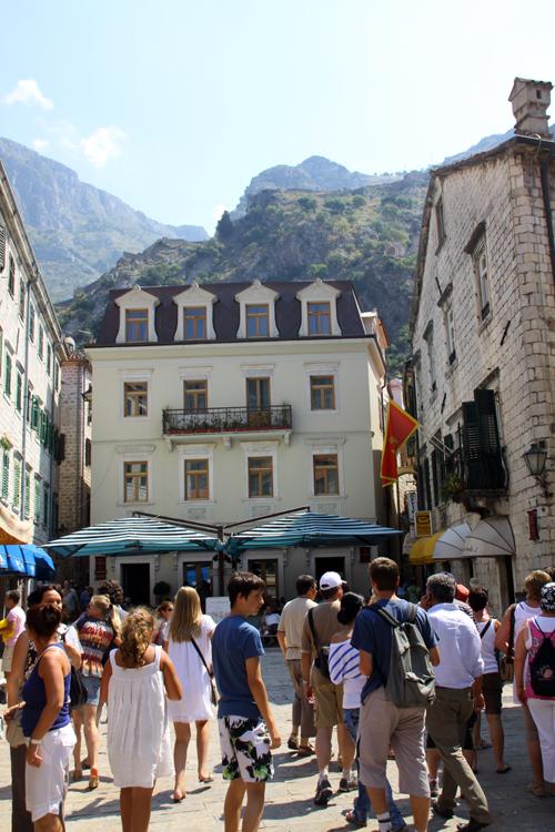 Kentin sokakları turist dolu.