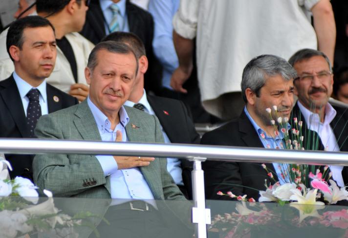 Şölene AK Parti Genel Başkan Yardımcısı Abdülkadir Aksu, Çalışma ve Sosyal Güvenlik Bakanı Ömer Dinçer, Sanayi ve Ticaret Bakanı Nihat Ergün de katıldı.