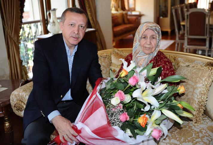 Başbakan Erdoğan, 8 Mayıs'ta Anneler Günü'nde merhume annesine çiçek hediye edip elini öpmüştü