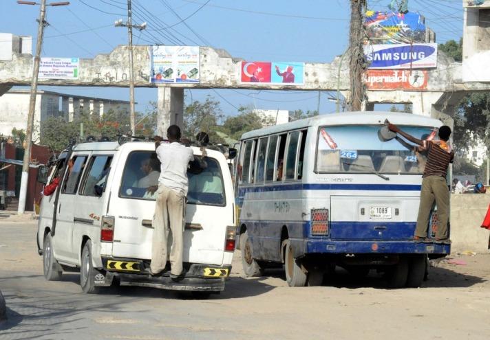 Somali'de çoğu zaman hayvanlarla yolculuk yapan halk, otobüs içinde yolculuk yapınca fazla para ödediklerinden dolayı tehlikeli yollara başvuruyor.

Ücretlerin Türk parası karşılığı 1 TL'ye yakın olduğu minibüs yolculuğundan kapıdan sarkarak ya da aracın üzerine binerek gidenler ise sadece 50 Kuruş ödüyor.